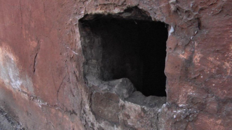 Смрад и крысы в квартирах: подвал мариупольской многоэтажки больше года затапливает канализация (ФОТО)