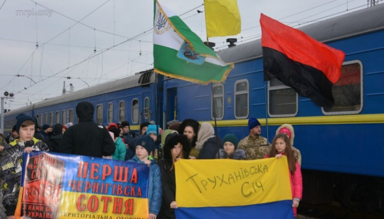 «Поезд единения»: украинская молодежь поздравила мариупольцев с наступающими праздниками (ФОТО)