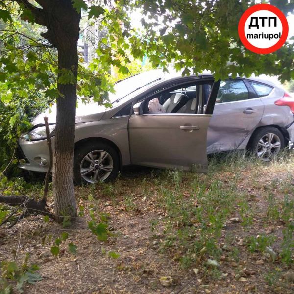 На мариупольском перекрестке столкнулись две иномарки: есть пострадавшие