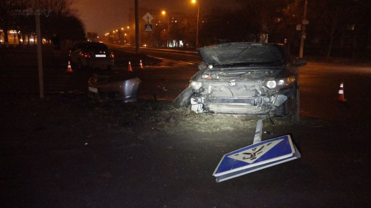 В Мариуполе столкнулись автомобили и вылетели на тротуар. Есть пострадавший (ФОТО+ДОПОЛНЕНО)
