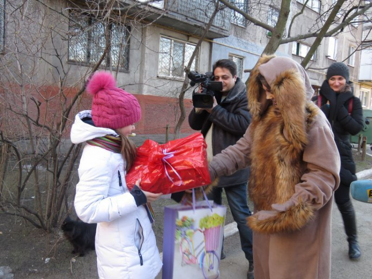 Как Дед Мороз в Мариуполе исполнил мечты детей (ФОТО)