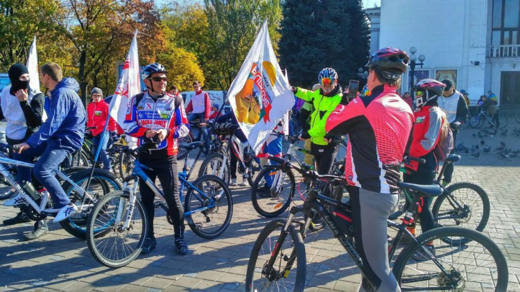 Мариупольские велосипедисты закрыли сезон велопробегом по улицам города (ФОТО+ВИДЕО)
