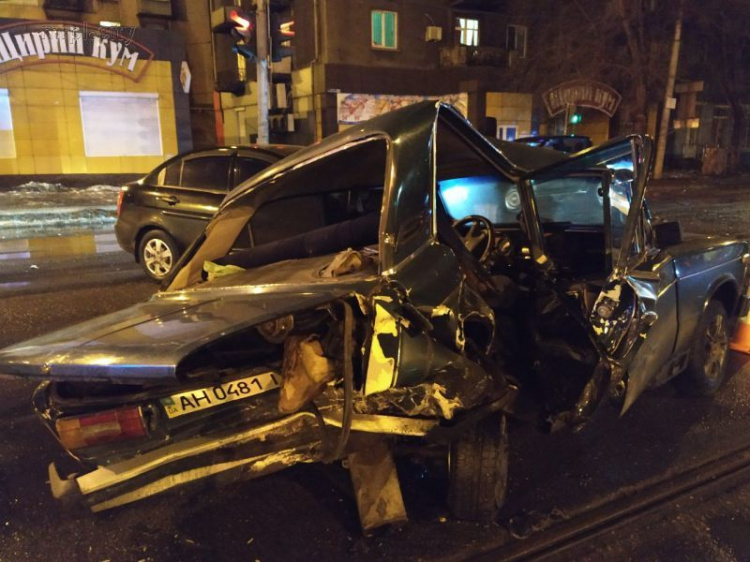 Очередное ДТП в Мариуполе: столкнулись три машины (ФОТО)