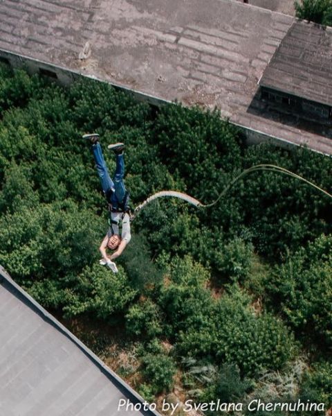 Пощекотать нервы: мариупольцы прыгают с 65-метровой трубы «в неизвестность»