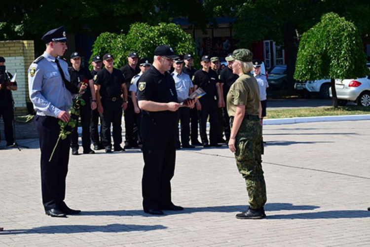 Восемь полицейских в Мариуполе получили звания от лейтенанта до майора (ФОТО)