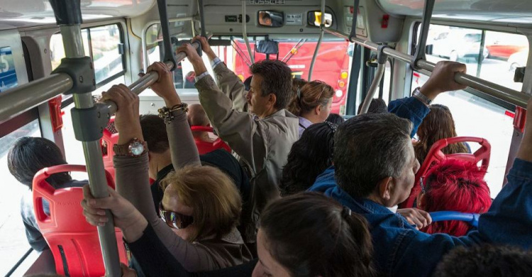 Мариупольцы просят наладить бесперебойное движение автобуса, чтобы не ездить «как селедки в банке»