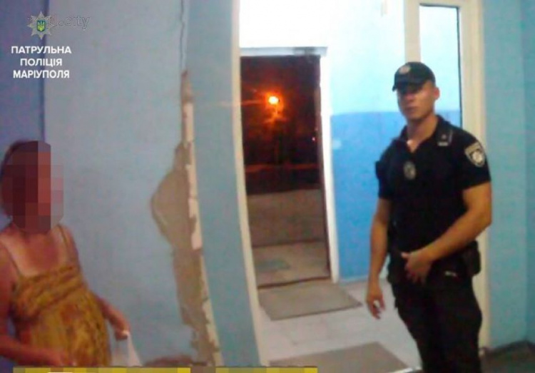 В Мариуполе ночью мать выгнала беременную дочь из дома (ФОТО)