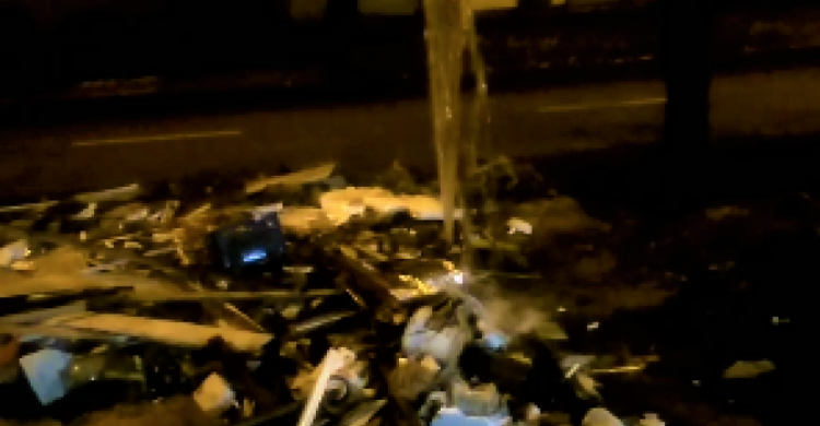 На оживленной улице в Мариуполе забил «гейзер»