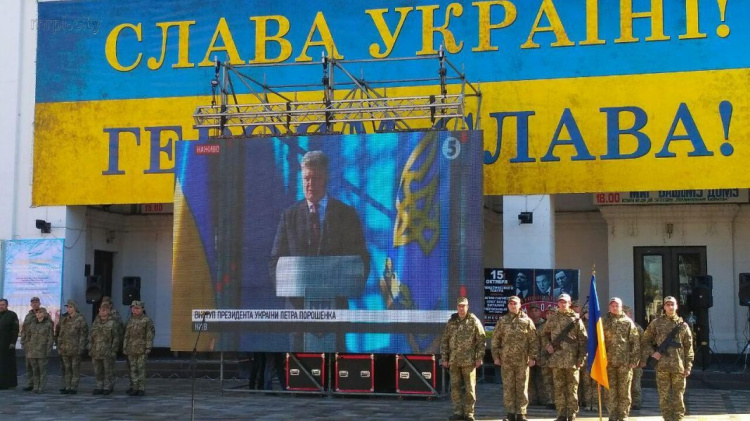 Мариупольцев поздравили с Днем Защитника Украины и Покровом с большого экрана у драмтеатра (ФОТО+ВИДЕО)