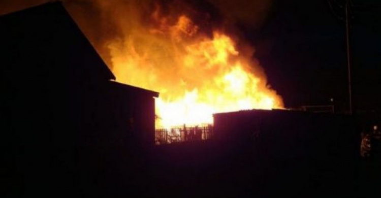 В Мариуполе двухэтажный дом объяло пламя