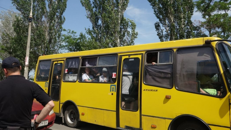 Транспортный коллапс в Мариуполе: в выходные на Песчанку въезд разрешали только по прописке (ФОТО+ВИДЕО)