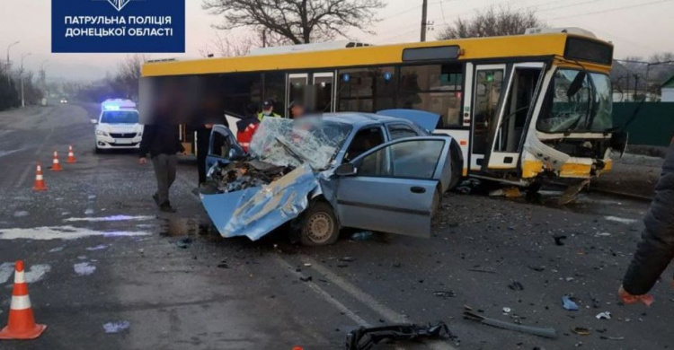 Жуткое ДТП в Мариуполе: легковушка врезалась в коммунальный автобус. Погиб водитель