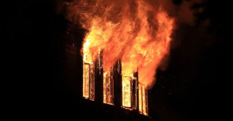 Пожар в Мариуполе: из горящей квартиры спасли мужчину