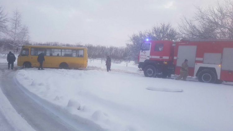 На скользкой и заснеженной дороге вблизи Мариуполя застрял автобус (ФОТО)