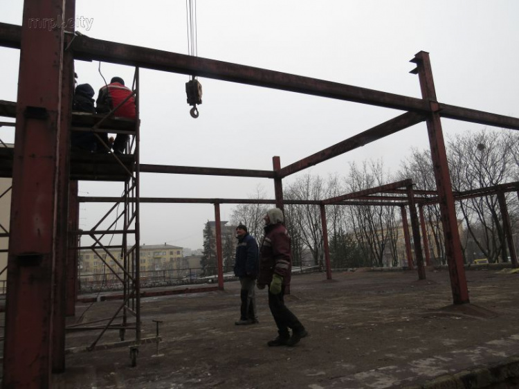 На обновленной Греческой площади в Мариуполе строят зрительный зал (ФОТОФАКТ)
