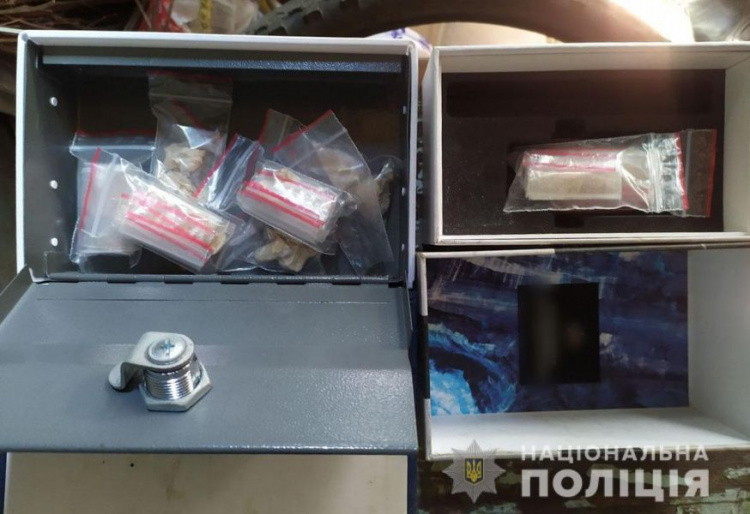 В Мариуполе группа наркодилеров ежемесячно сбывала наркотики на четверть миллиона гривен