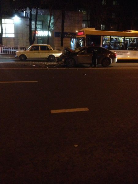 В Мариуполе военный автомобиль попал в аварию (ФОТО)