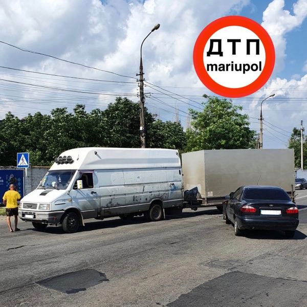 В Мариуполе легковушка въехала в микроавтобус с прицепом