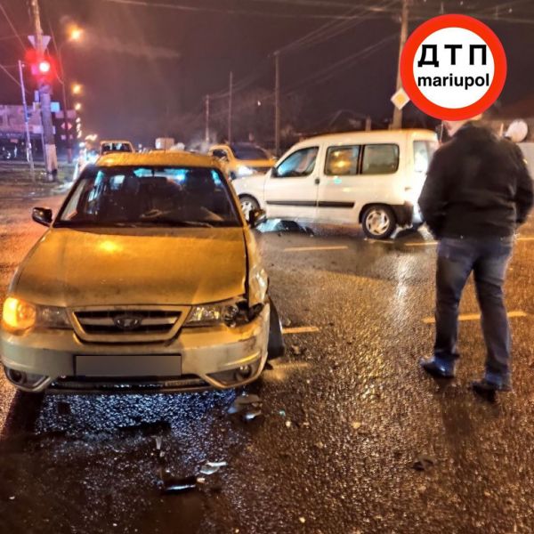 На оживленном перекрестке в Мариуполе столкнулись минивэн и седан