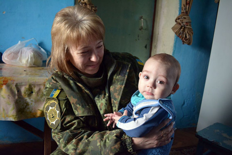Дед Мороз и Снегурочка заехали к детям в прифронтовые районы Донбасса