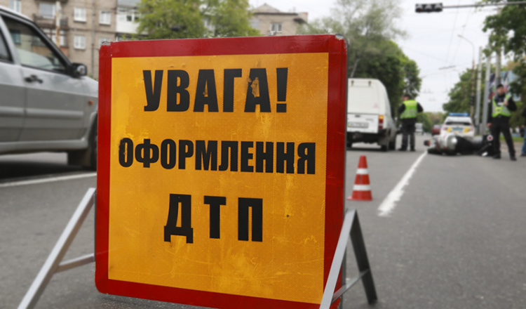 На перекрестке в Мариуполе в ДТП пострадал мопедист (ФОТО+ВИДЕО)