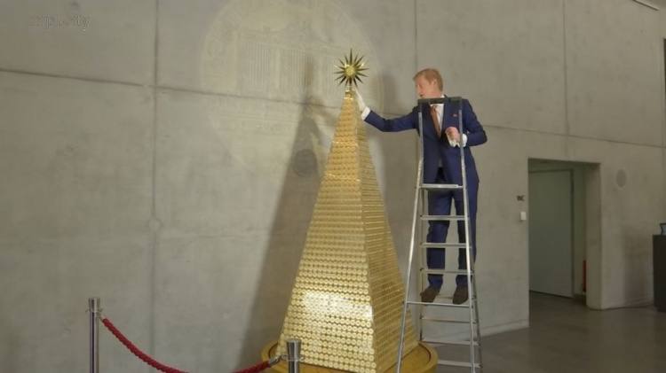 В Германии установили самую дорогую елку из золота (ФОТО+ВИДЕО)