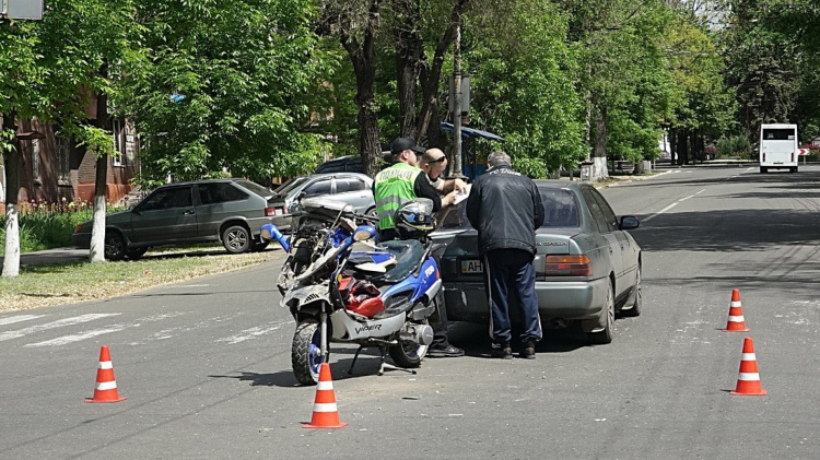 В Мариуполе пьяный рыбак помял «Тойоту» у здания полиции (ФОТО)