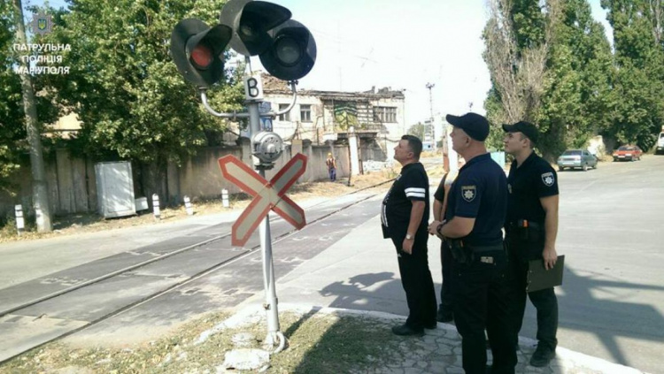 Патрульная полиция в Мариуполе взялась за железную дорогу (ФОТО)