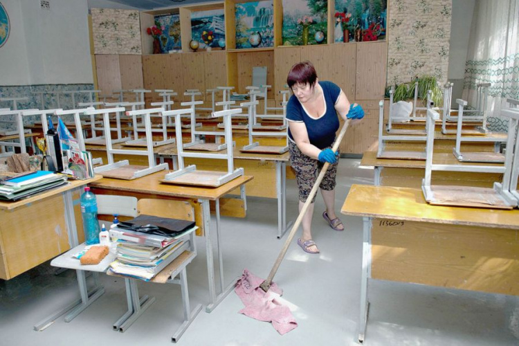 Могут ли мариупольских школьников заставить убирать после уроков? (ФОТО)