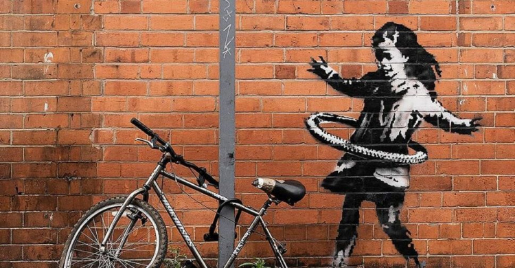 Граффити и сломанный велосипед: уличный художник Бэнкси показал новую работу