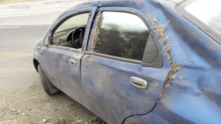 В Мариуполе на скользкой дороге перевернулась иномарка: есть пострадавший (ФОТО)