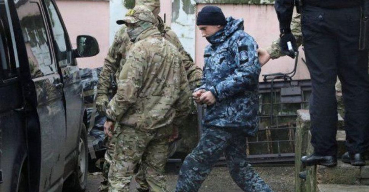 В Украину прибыл самолет с пленными и моряками, которых арестовали на пути в Мариупольский порт (ДОПОЛНЕНО)