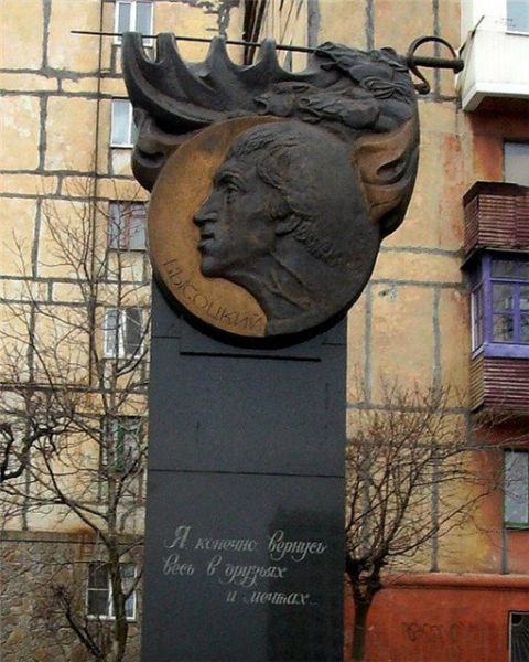 Перенесенный на площадь Освободителей Высоцкий.