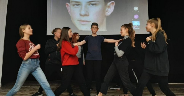 Репетиции на расстоянии 2500 километров друг от друга: подростки Мариуполя и Дортмунда готовят цифровой спектакль (ФОТО)