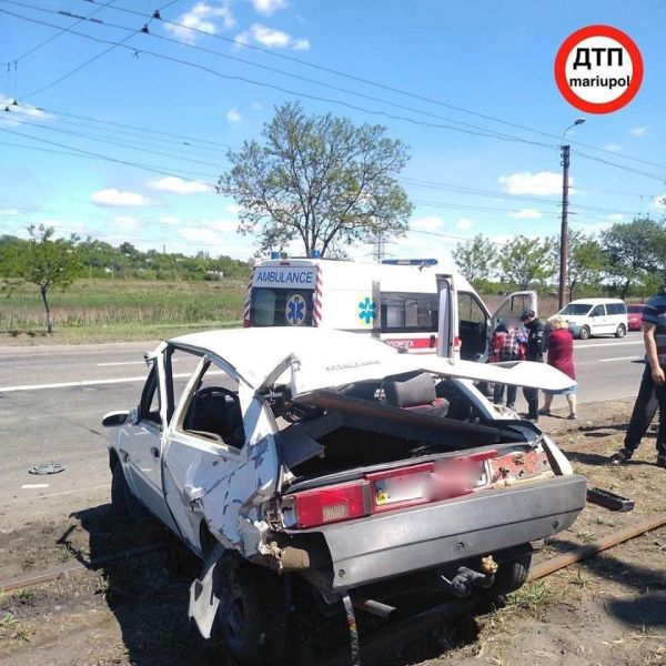 В Мариуполе в результате аварии из автомобиля вылетел пассажир (ФОТО)