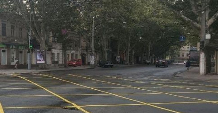 На опасном перекрестке в Мариуполе появится специальная коробчатая разметка