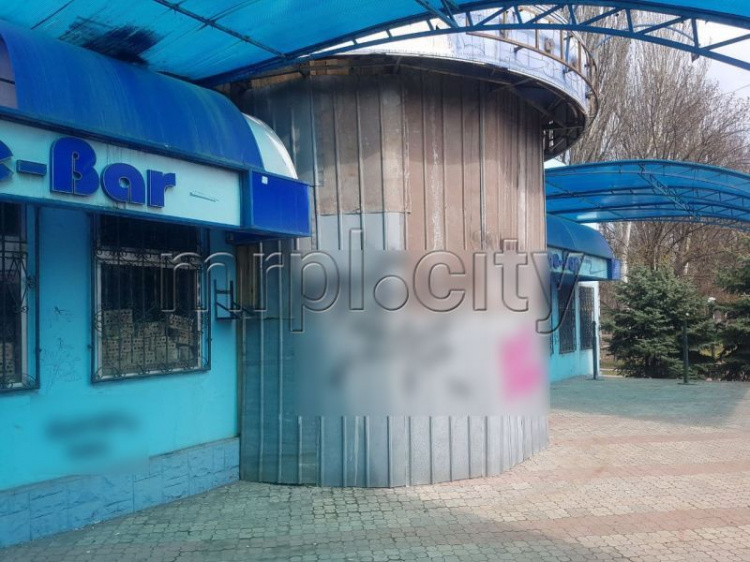 Бездомным и любителям выпить закрыли вход в заброшенное кафе в Мариуполе