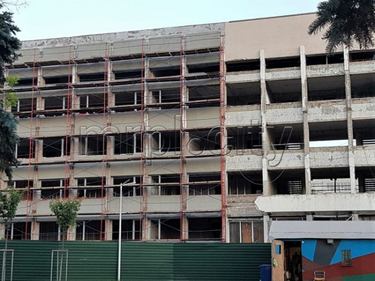 Работа кипит: в Мариуполе утепляют здание сгоревшего горсовета и устанавливают окна