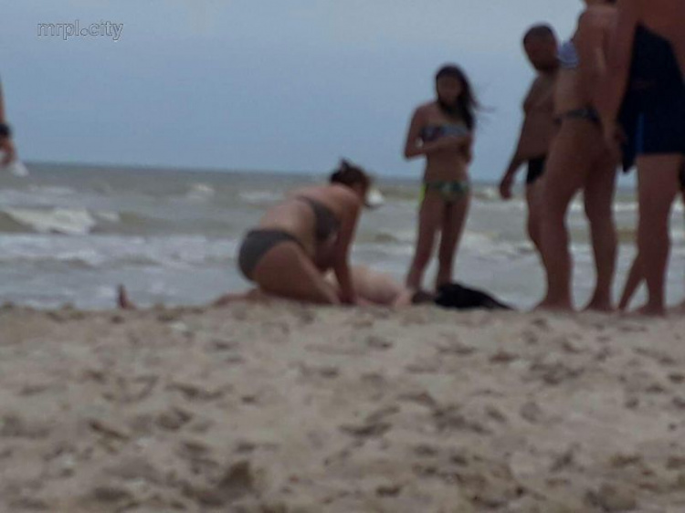 Смертельный случай на пляже под Мариуполем: Стали известны подробности трагедии на побережье в Урзуфе (ФОТО)