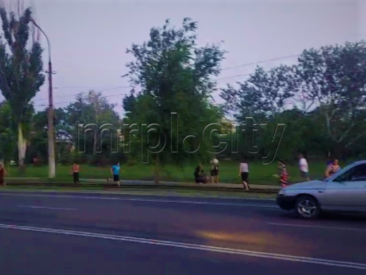 Массовая драка: на проезжей части в Мариуполе водителя забросали камнями (ВИДЕО)