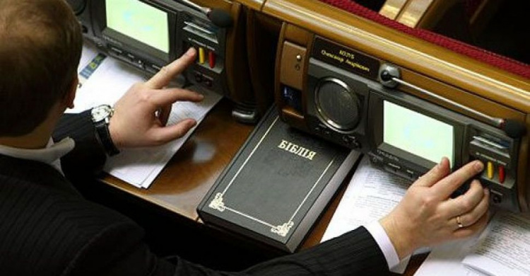 Украинские нардепы будут платить до 85 тысяч грн за «кнопкодавство».