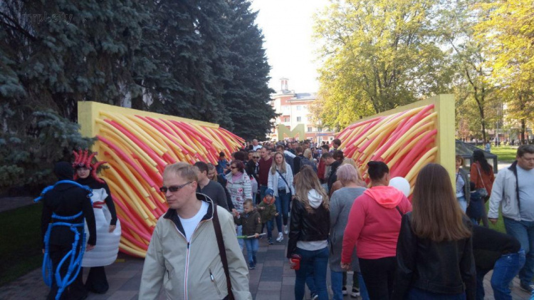 Аттракцион Кука, аниматоры и развлечения: в центре Мариуполя началось массовое гуляние (ФОТО+ВИДЕО)