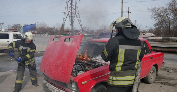 В Мариуполе на дороге загорелся автомобиль