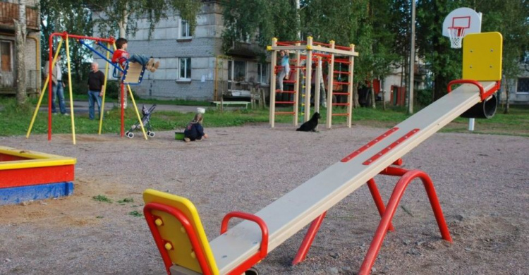 Торчащие гвозди и выломанные фрагменты: что можно встретить на детских площадках в Мариуполе?