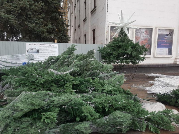 В Мариуполе в дождь и ветер устанавливают главную городскую елку