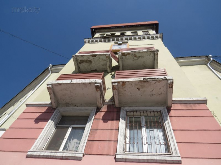 В Мариуполе матросы и водолазы спасают горожан от «балконной бомбардировки» (ФОТО+ВИДЕО)