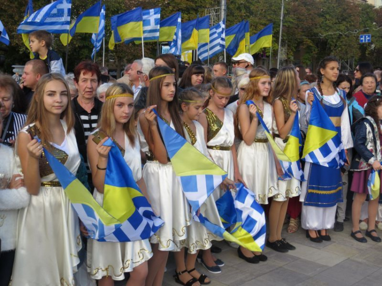 Греческую площадь с золотым символом в Мариуполе открыли танцами и песнями (ФОТО+ВИДЕО)