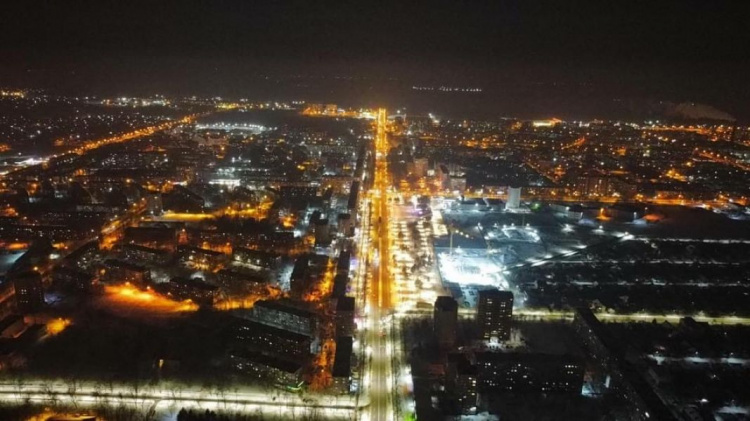 Геометрия ночного города: как выглядит заснеженный центр Мариуполя с высоты птичьего полёта (ФОТОФАКТ)