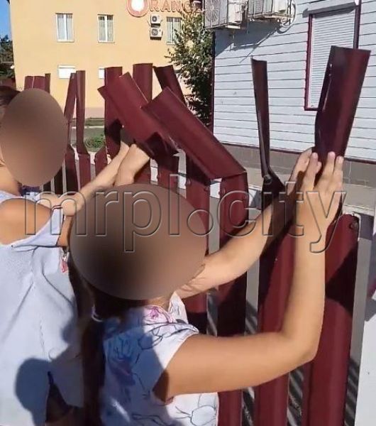В Мариуполе дети повредили забор амбулатории