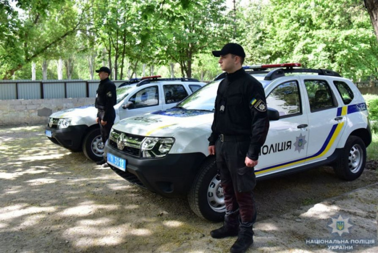 Спецподразделению полиции в Мариуполе передали ключи от новых внедорожников (ФОТО)